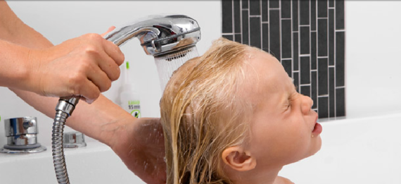 Skyll shampooen ut med rikelig mengde vann